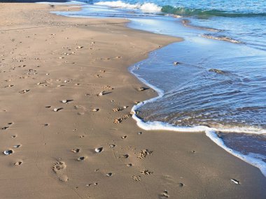 Sonbaharda deniz sörfü hattı ve boş kumsal kumu.