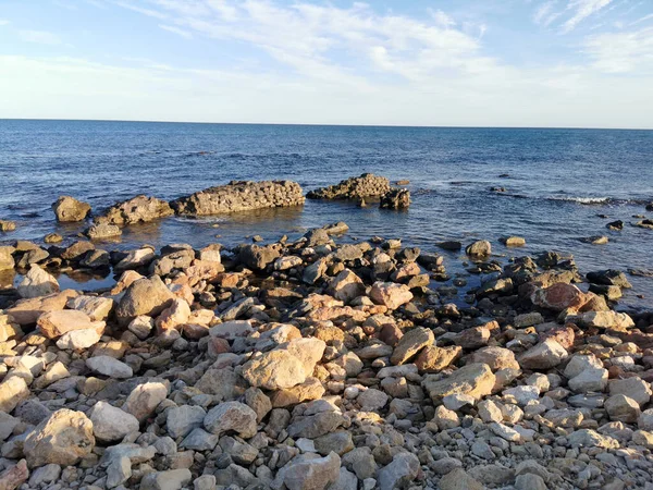 Морская Лагуна Морской Водой Окруженная Острыми Скалами Вулканическими Скалами — стоковое фото