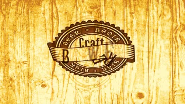 さまざまな種類のビールで知られる国際的なクラフトビール醸造所のために署名を形成する要素の動きは 木材に文献グラフィックで設計されています — ストック動画