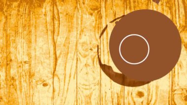 Kereste sahnesinin üzerinde koyu kahverengi bardak ve çok renkli kahve lekesi olan Cafe Store için mükemmel saf kahve reklamının bahar efekti ile yavaşça ölçeklendirilmesi