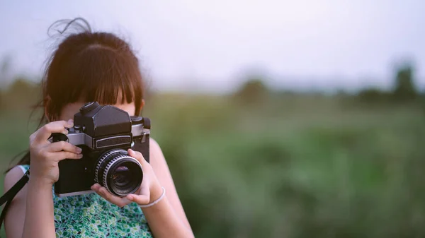 Klein Kind Meisje Met Medium Formaat Film Camera Het Nemen — Stockfoto