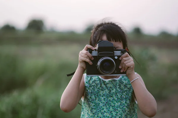 Klein Kind Meisje Met Medium Formaat Film Camera Het Nemen — Stockfoto