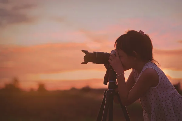 Aziatisch Klein Meisje Fotograaf Het Nemen Van Foto Silhouet Zonsondergang — Stockfoto