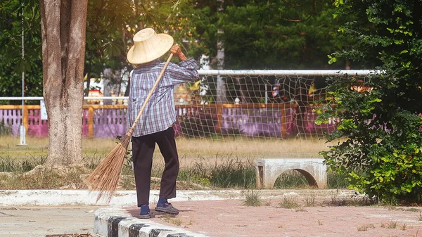 Παλιά Γυναίκα Καθαρίστρια Και Κρατώντας Μια Σκούπα Στο Πάρκο — Φωτογραφία Αρχείου