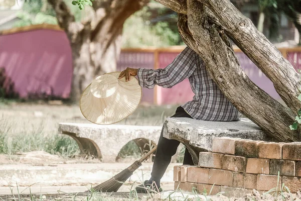 Vieja Limpiadora Sentada Bajo Sombra Del Árbol Para Descansar Sosteniendo —  Fotos de Stock