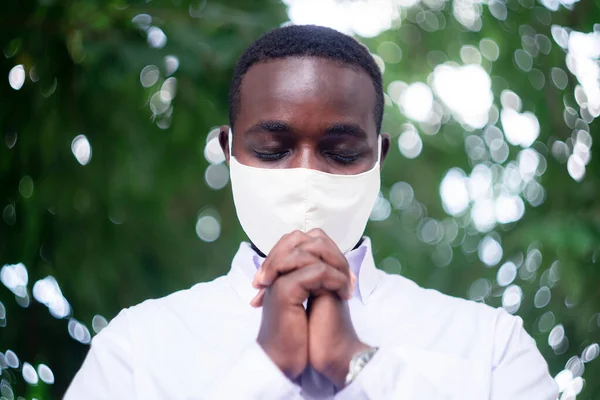 Afrikaanse Man Draagt Wit Shirt Gezichtsmasker Voor Virusbescherming Met Tekst — Stockfoto