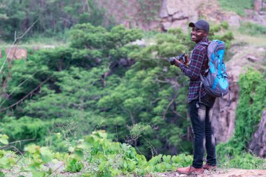 Sırt çantalı Afrikalı gezgin.
