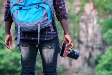 Sırt çantalı Afrikalı gezgin.