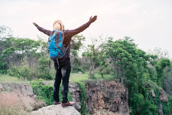 Uçurumun Tepesinde Sırt Çantalı Afrikalı Bir Gezgin — Stok fotoğraf