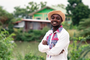 Afrikalı bir adamın portresi yerli kıyafeti giymiş geleneksel renkli gülümsemeli ve mutlu..