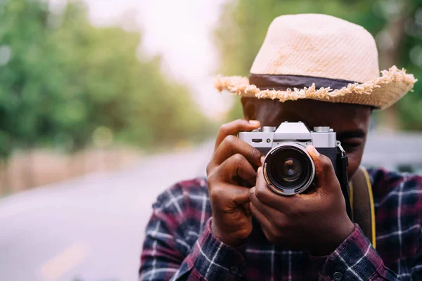 Close Portret Van Afrikaanse Reiziger Fotograaf Het Nemen Van Foto — Stockfoto