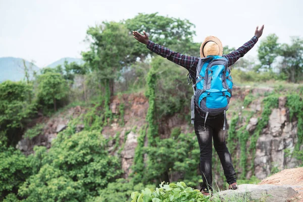 Sırt Çantası Şapkasıyla Dağın Tepesinde Oturan Afrikalı Özgürlük Gezgini — Stok fotoğraf