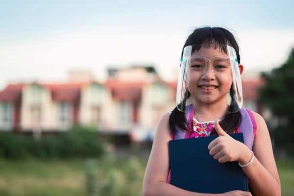 Asiatique Petite Fille Étudiant Portant Écran Facial Pendant Elle Retourne — Photo