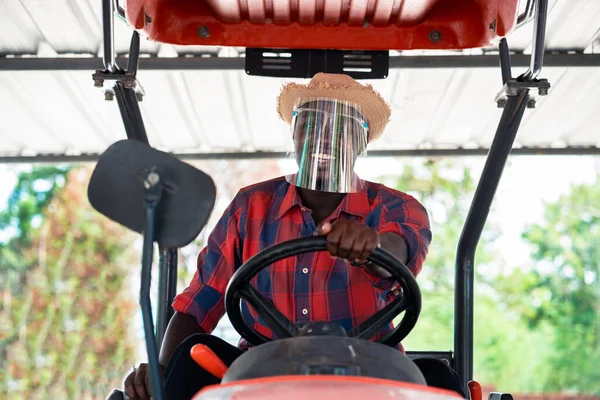 Африканський Фермер Носить Щит Обличчя Трактор Фермі Під Час Збору — стокове фото