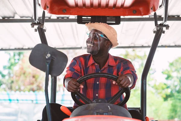 Африканський Фермер Носить Щит Обличчя Трактор Фермі Під Час Збору — стокове фото