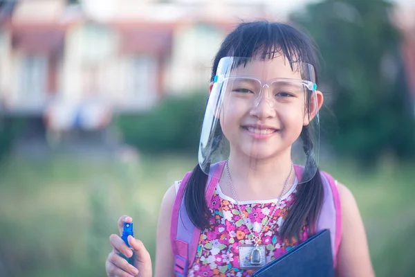 Petite Enfant Fille Étudiante Portant Écran Facial Pendant Elle Retourne — Photo