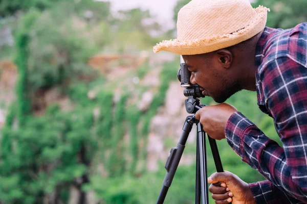 Afrikaanse Man Fotografie Het Nemen Van Camera Met Statief Staan — Stockfoto