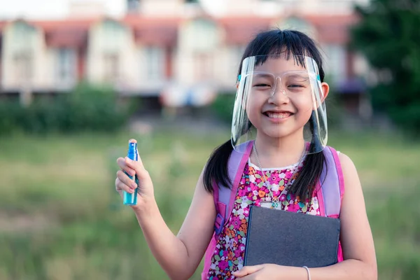 Sourire Petite Fille Étudiante Portant Écran Facial Pendant Elle Retourne — Photo