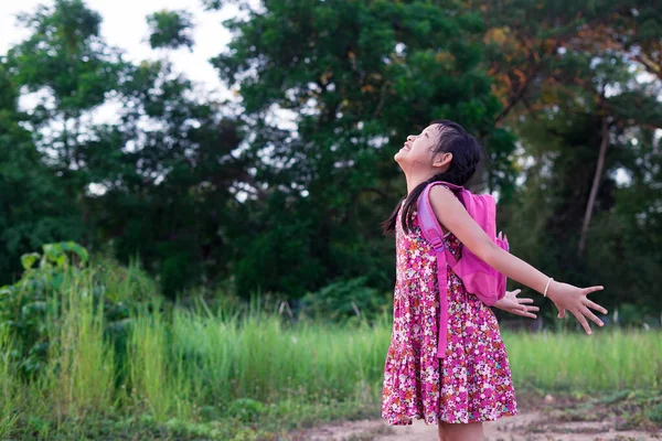 Sırt Çantalı Küçük Asyalı Özgürlük Kızı Okul Konseptine Geri Dön — Stok fotoğraf