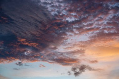 Gün batımı gökyüzünde yüzen güzel kara bulutlu