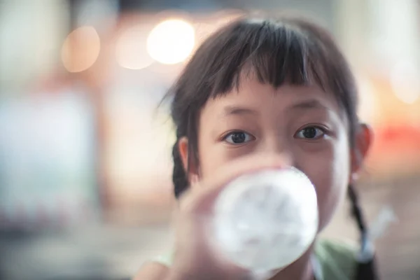 Asiatique Enfant Fille Boire Une Bouteille Eau Avec Sourire Heureux — Photo