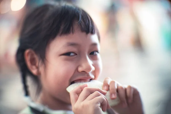 Asiática Niña Comiendo Poco Pan Con Sonrisa Feliz — Foto de Stock