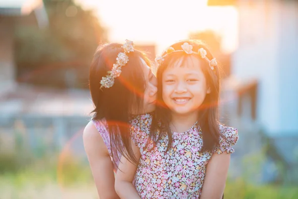 Mutlu Gülümseyen Kız Annesi Güzel Bir Işıkla Sarılıyorlar Anneler Günü — Stok fotoğraf