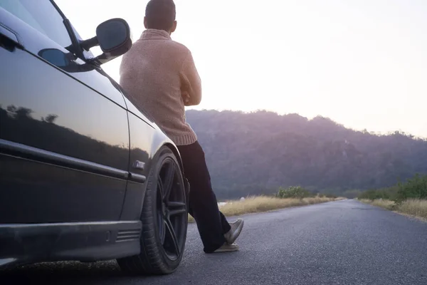 Vue Arrière Homme Assis Devant Voiture Profitant Coucher Soleil — Photo