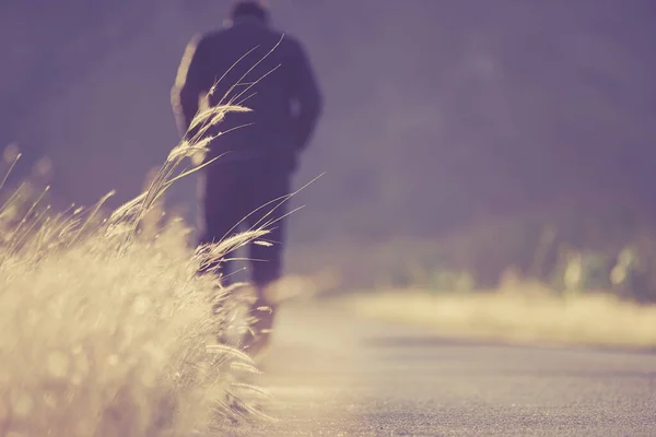 Yalnız Adam Hüzünlü Bir Şekilde Yolda Yürüyor Geçmişe Odaklan — Stok fotoğraf