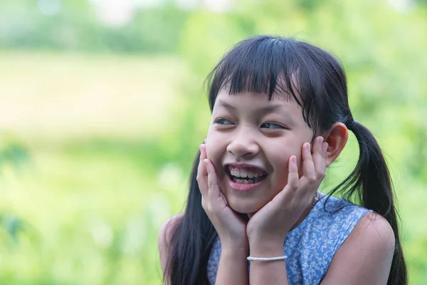 Πορτρέτο Ενός Ευτυχισμένου Χαμογελαστού Ασιάτη Κοριτσιού — Φωτογραφία Αρχείου