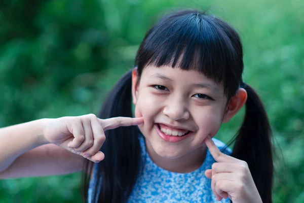 Retrato Una Feliz Sonriente Niña Asiática — Foto de Stock
