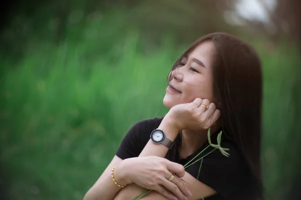 Mutlu Asyalı Kadın Dışarıda Oturup Rahatlıyor Gülümsüyor — Stok fotoğraf