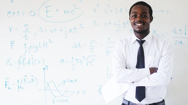 Sınıfta Afrikalı öğretmen fen dersi veriyor.