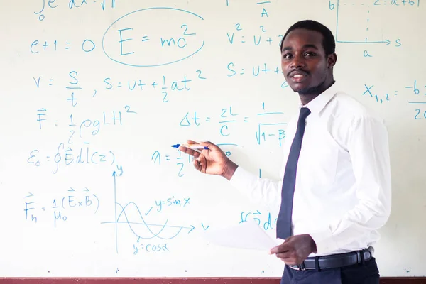 Sınıfta Afrikalı öğretmen fen dersi veriyor.