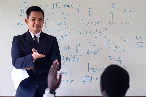 Asiatisk Lärare Undervisar Vetenskap Klassrummet — Stockfoto