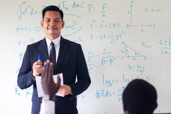 Professor Asiático Ensino Ciências Sala Aula — Fotografia de Stock