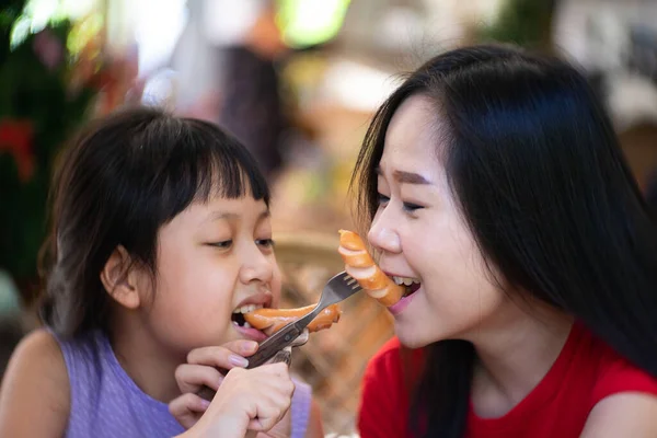 Asiática Madre Hija Comiendo Salchicha Con Felicidad — Foto de Stock
