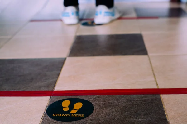 Stehen Sie Hier Fußzeichen Oder Symbol Auf Dem Boden — Stockfoto