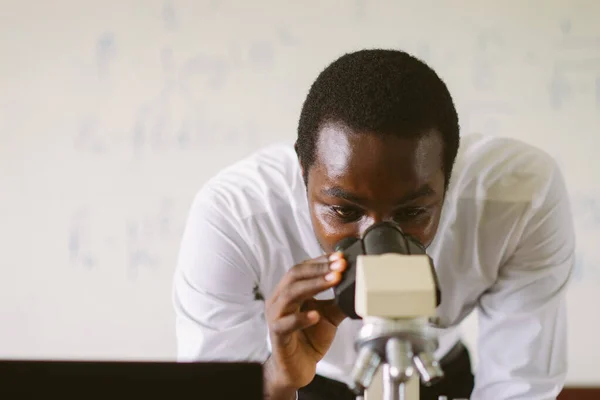 Afrikansk Forskare Lärare Tittar Mikroskop Laboratoriet — Stockfoto