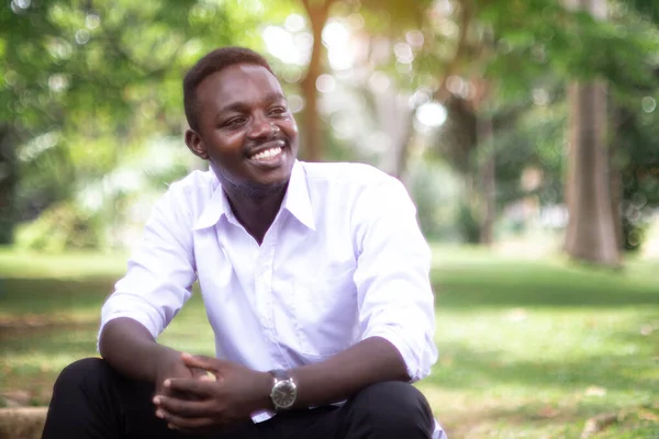 Africano Hombre Negocios Sentado Sonriendo Con Naturaleza Verde Backgroung —  Fotos de Stock