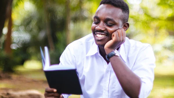 Retrato Feliz Sonriente Hombre Africano Leyendo Libro Usando Camisa Blanca —  Fotos de Stock