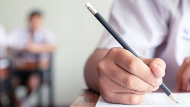 Sınıfta öğrencilerin el yazısı ve sınavları stresli geçer. 16: 9 tarzı.