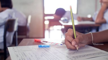 Sınıfta öğrencilerin el yazısı ve sınavları stresli geçer. 16: 9 tarzı.