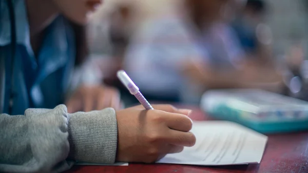 Öğrencilerin yazma ve okuma sınavları cevap kağıtları çalışmalarını stresli bir şekilde bitirin. 16: 9 tarzı.