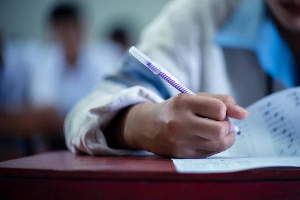 Närbild Elever Som Skriver Och Läser Tentamen Svarsblad Övningar Klassrummet — Stockfoto