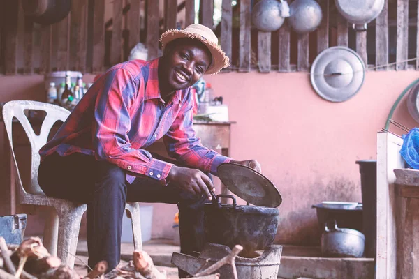 Африканець Сидить Готує Їжу Кухні — стокове фото