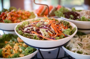 Otel restoranında sebze salatası.