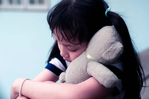 Asiatique Triste Enfant Fille Câlin Ours Peluche Avec Amour — Photo