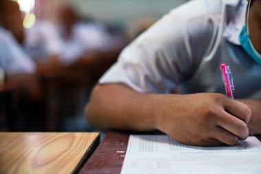 Sınav sorularını okuma ve yazma öğrencilerini kapatın. Sınav kağıtları çalışmalarını stresle yapın..