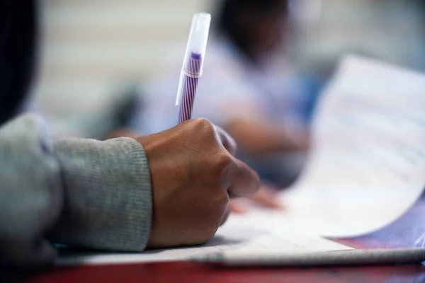 Close Alunos Escrevendo Lendo Exame Folhas Resposta Exercícios Sala Aula — Fotografia de Stock
